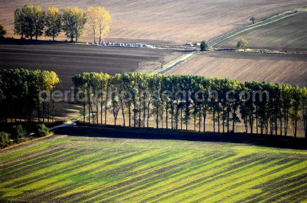 Ettenhausen from above - Herbststimmung an abgeernteten und umgepflügten Feldern bei Ettenhausen in Thüringen.