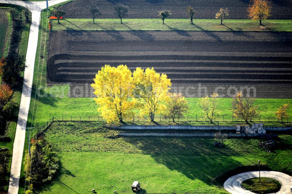 Ettenhausen from the bird's eye view: Herbststimmung an abgeernteten und umgepflügten Feldern bei Ettenhausen in Thüringen.