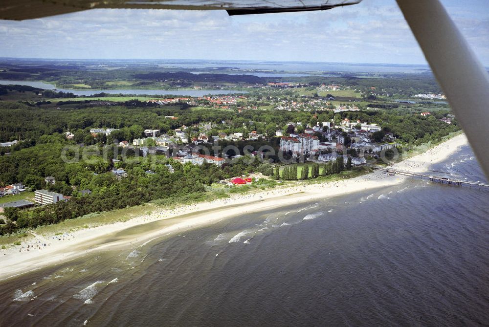 Heringsdorf from the bird's eye view: Überflug am Heringsdorfer Strand mit der neuen Seebrücke in der Ostsee. Overflight at Heringsdorf beach with the new pier in the Baltic Sea.