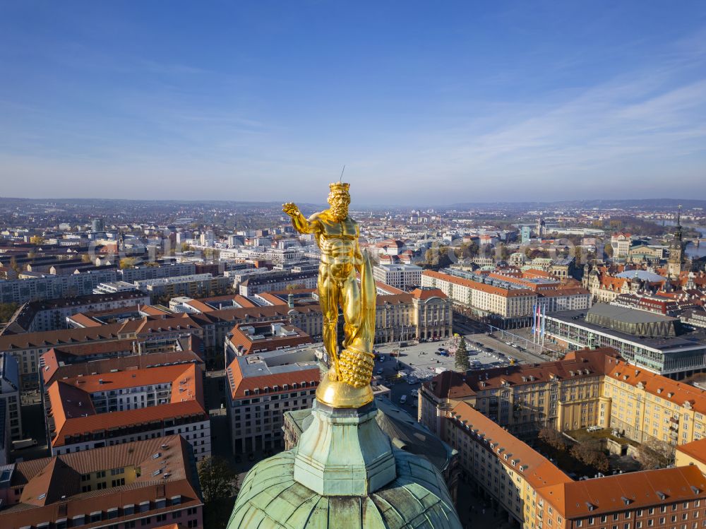 Dresden from above - Night lights and lighting Night lights and lighting New Town Hall of the Dresden city administration on Doktor-Kuelz-Ring in Dresden in the federal state of Saxony. The Golden Town Hall Man is a sculpture on the tower of the New Town Hall