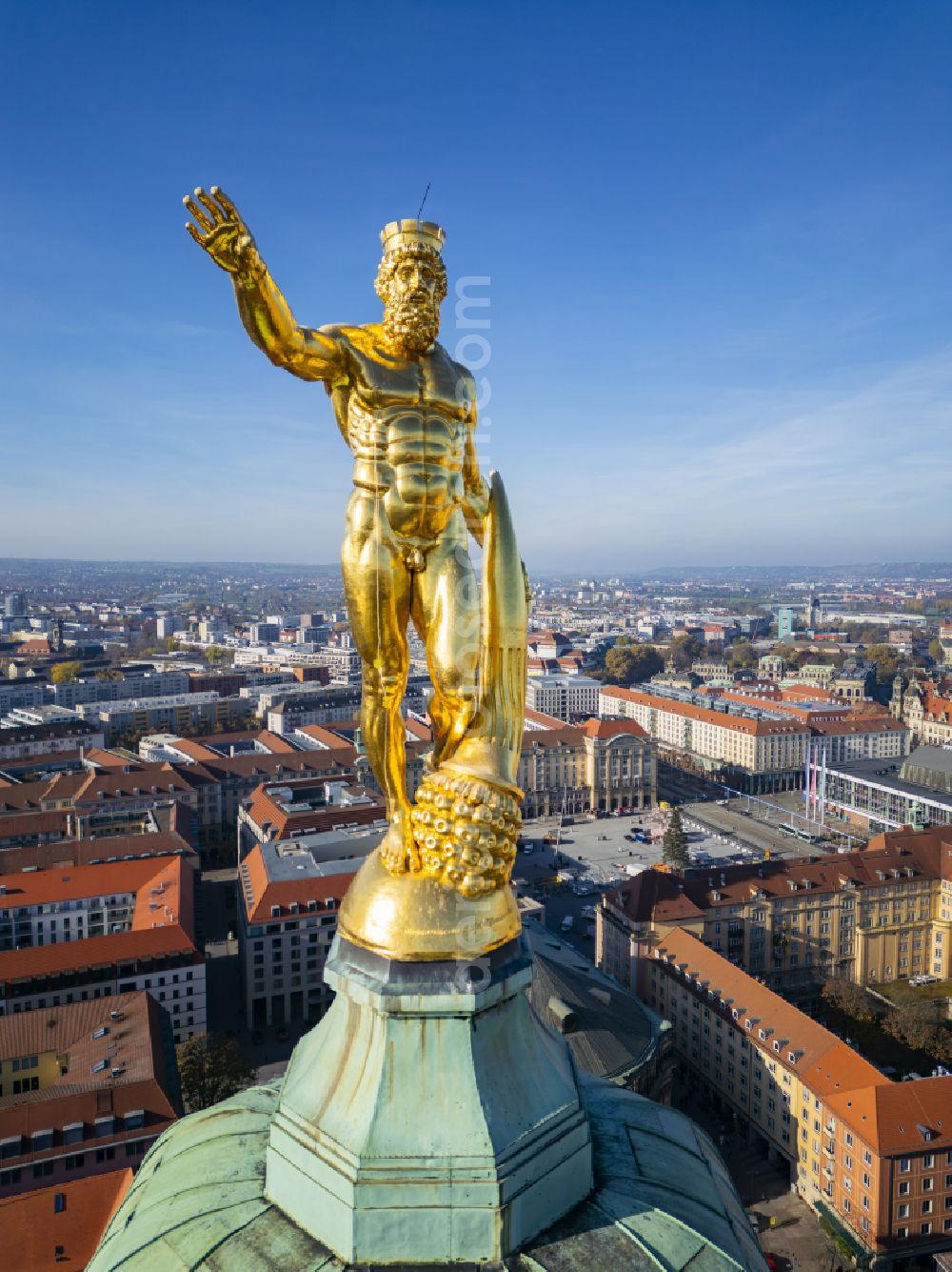 Aerial image Dresden - Night lights and lighting Night lights and lighting New Town Hall of the Dresden city administration on Doktor-Kuelz-Ring in Dresden in the federal state of Saxony. The Golden Town Hall Man is a sculpture on the tower of the New Town Hall