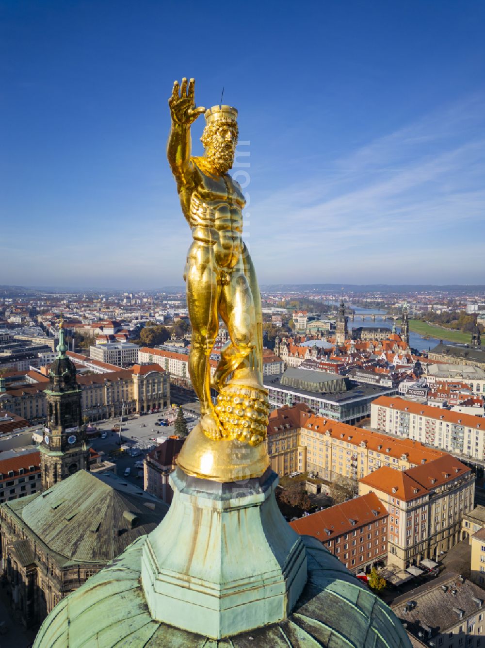 Aerial photograph Dresden - Night lights and lighting Night lights and lighting New Town Hall of the Dresden city administration on Doktor-Kuelz-Ring in Dresden in the federal state of Saxony. The Golden Town Hall Man is a sculpture on the tower of the New Town Hall