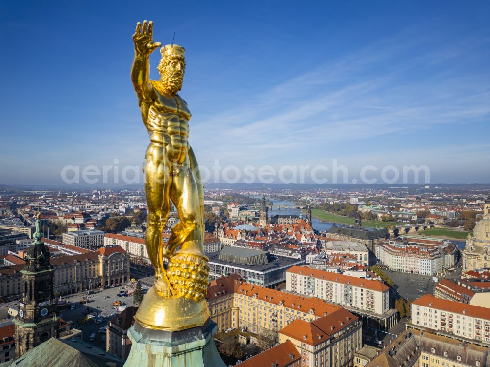 Dresden from above - Night lights and lighting Night lights and lighting New Town Hall of the Dresden city administration on Doktor-Kuelz-Ring in Dresden in the federal state of Saxony. The Golden Town Hall Man is a sculpture on the tower of the New Town Hall