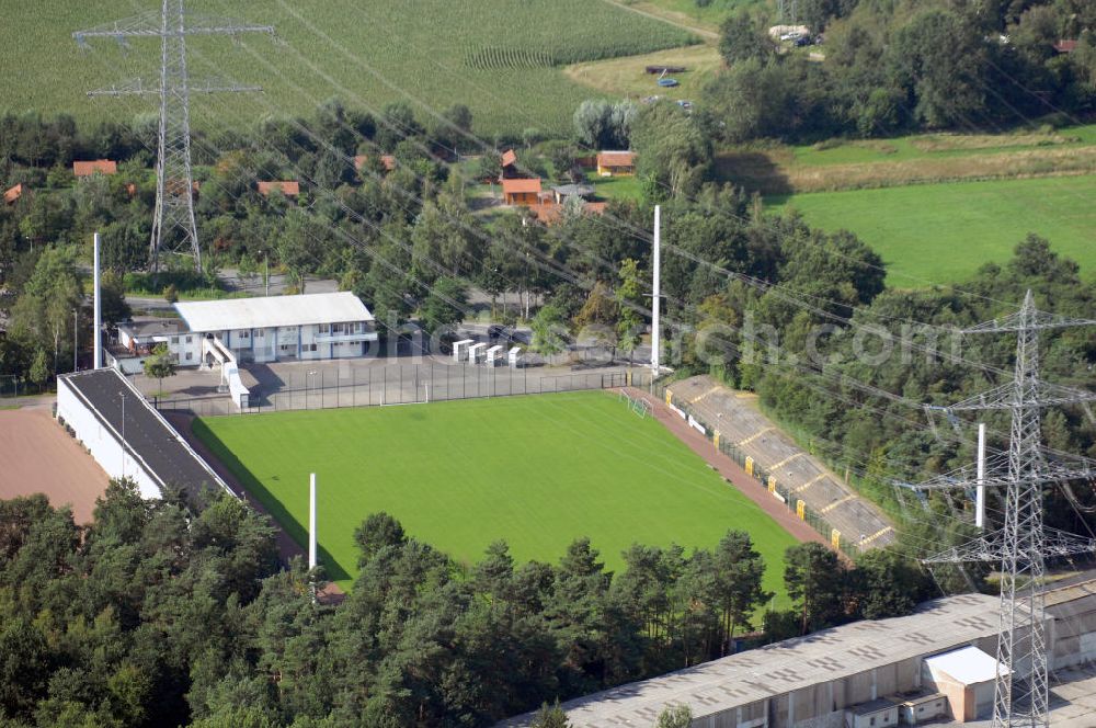 Aerial photograph Paderborn - Blick auf das Hermann-Löns-Stadion. Die Wettkampfstätte im Paderborner Stadtteil Schloß Neuhaus war bis Ende der Saison 2007/08 Heimstadion des deutschen Fußball-Zweitligisten SC Paderborn 07. Seit Sommer 2008 ist das Stadion Heimstätte des American Footballclub A.F.C. Paderborn Dolphins e.V. Das Hermann-Löns-Stadion umfasst drei Tribünen mit einer Kapazität von ca. 10.000 Plätzen. Davon sind 3.604 überdachte Sitzplätze, der Rest sind Stehplätze. Der Gästebereich bietet ca. 3.000 Zuschauern auf 2.414 Steh- und 369 Sitzplätzen Platz. Direkt über das Stadion führt ein Hochapannungsleitung. Adresse: Hermann-Löns-Straße 127, 33104 Paderborn; Kontakt: AFC Paderborn Dolphins e.V., Kirschenkamp 8, 33106 Paderborn, Tel. +49(0)5254 9308-71, Fax +49(0)5254 9308-64, info@paderborn-dolphins.de