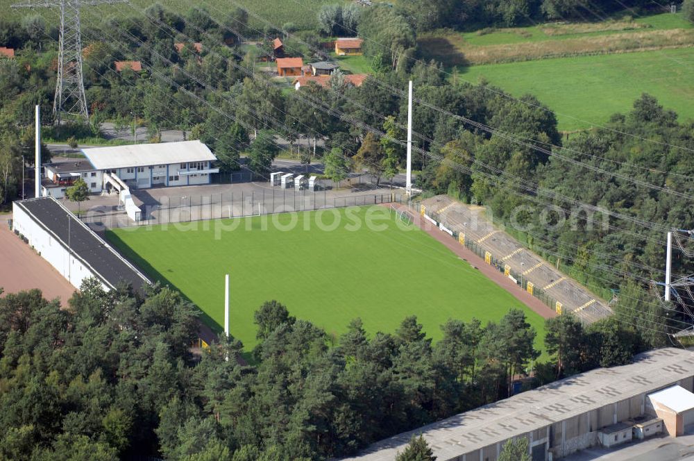 Paderborn from above - Blick auf das Hermann-Löns-Stadion. Die Wettkampfstätte im Paderborner Stadtteil Schloß Neuhaus war bis Ende der Saison 2007/08 Heimstadion des deutschen Fußball-Zweitligisten SC Paderborn 07. Seit Sommer 2008 ist das Stadion Heimstätte des American Footballclub A.F.C. Paderborn Dolphins e.V. Das Hermann-Löns-Stadion umfasst drei Tribünen mit einer Kapazität von ca. 10.000 Plätzen. Davon sind 3.604 überdachte Sitzplätze, der Rest sind Stehplätze. Der Gästebereich bietet ca. 3.000 Zuschauern auf 2.414 Steh- und 369 Sitzplätzen Platz. Direkt über das Stadion führt ein Hochapannungsleitung. Adresse: Hermann-Löns-Straße 127, 33104 Paderborn; Kontakt: AFC Paderborn Dolphins e.V., Kirschenkamp 8, 33106 Paderborn, Tel. +49(0)5254 9308-71, Fax +49(0)5254 9308-64, info@paderborn-dolphins.de