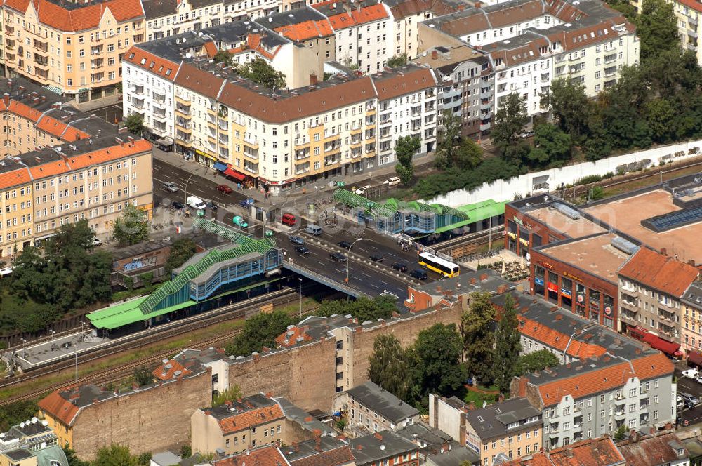 Berlin from the bird's eye view: Blick auf die Hermannbrücke im Berliner Bezirk Neukölln, die die Hermannstraße über den S-Bahnhof Hermannstraße führt. Zwischen Bahnhof und Brücke befinden sich 2 Treppenaufgänge, die als Verbindung fungieren. Ebenfalls ist dort die Passage des Kindl Boulevard vorzufinden, das sogenannte Hermann Quartier, ein Einkaufs- und Bürozentrum in der Hermannstraße 214-216, das am 06.11.2008 eröffnet wurde. Aufgrund der Lage inmitten des Wohngebietes und der guten öffentlichen Verkehrsanbindung ist dieser Bereich gut erreichbar.