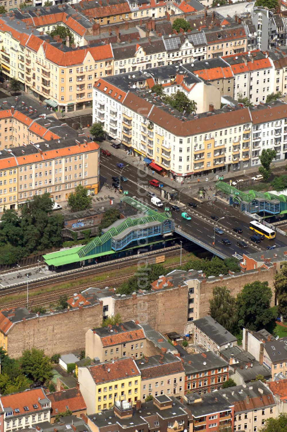 Aerial photograph Berlin - Blick auf die Hermannbrücke im Berliner Bezirk Neukölln, die die Hermannstraße über den S-Bahnhof Hermannstraße führt. Zwischen Bahnhof und Brücke befinden sich 2 Treppenaufgänge, die als Verbindung fungieren. Ebenfalls ist dort die Passage des Kindl Boulevard vorzufinden, das sogenannte Hermann Quartier, ein Einkaufs- und Bürozentrum in der Hermannstraße 214-216, das am 06.11.2008 eröffnet wurde. Aufgrund der Lage inmitten des Wohngebietes und der guten öffentlichen Verkehrsanbindung ist dieser Bereich gut erreichbar.