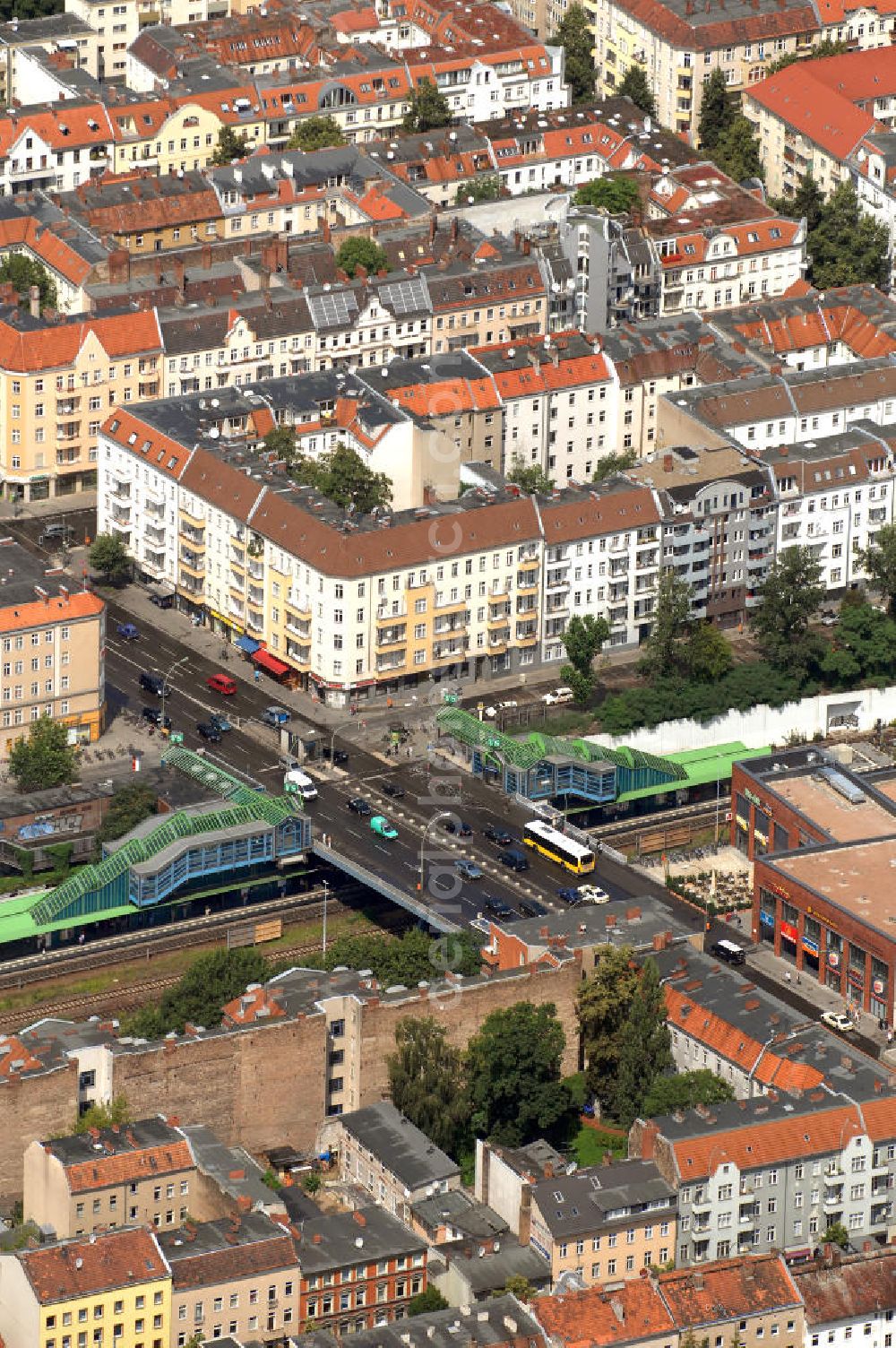 Berlin from above - Blick auf die Hermannbrücke im Berliner Bezirk Neukölln, die die Hermannstraße über den S-Bahnhof Hermannstraße führt. Zwischen Bahnhof und Brücke befinden sich 2 Treppenaufgänge, die als Verbindung fungieren. Ebenfalls ist dort die Passage des Kindl Boulevard vorzufinden, das sogenannte Hermann Quartier, ein Einkaufs- und Bürozentrum in der Hermannstraße 214-216, das am 06.11.2008 eröffnet wurde. Aufgrund der Lage inmitten des Wohngebietes und der guten öffentlichen Verkehrsanbindung ist dieser Bereich gut erreichbar.