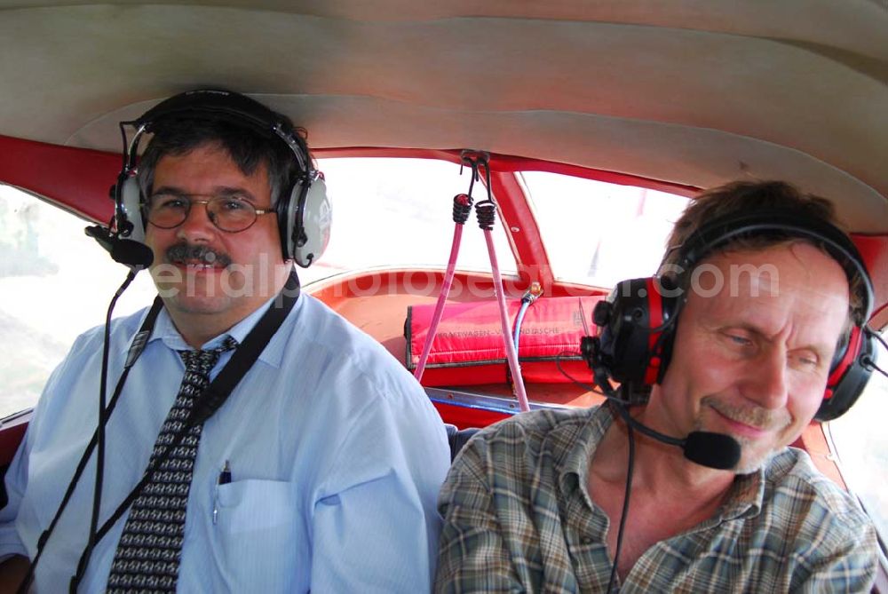 Paulinenaue OT Selbelang from above - Herr Buhl mit Geschäftsführeren der Firma Schälerbau Berlin GmbH bei einem Inspektionsflug über Baustellenobjekte.