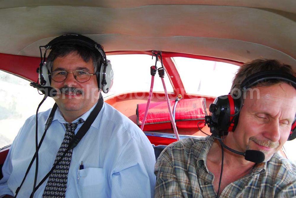 Paulinenaue OT Selbelang from above - Herr Buhl mit Geschäftsführeren der Firma Schälerbau Berlin GmbH bei einem Inspektionsflug über Baustellenobjekte.