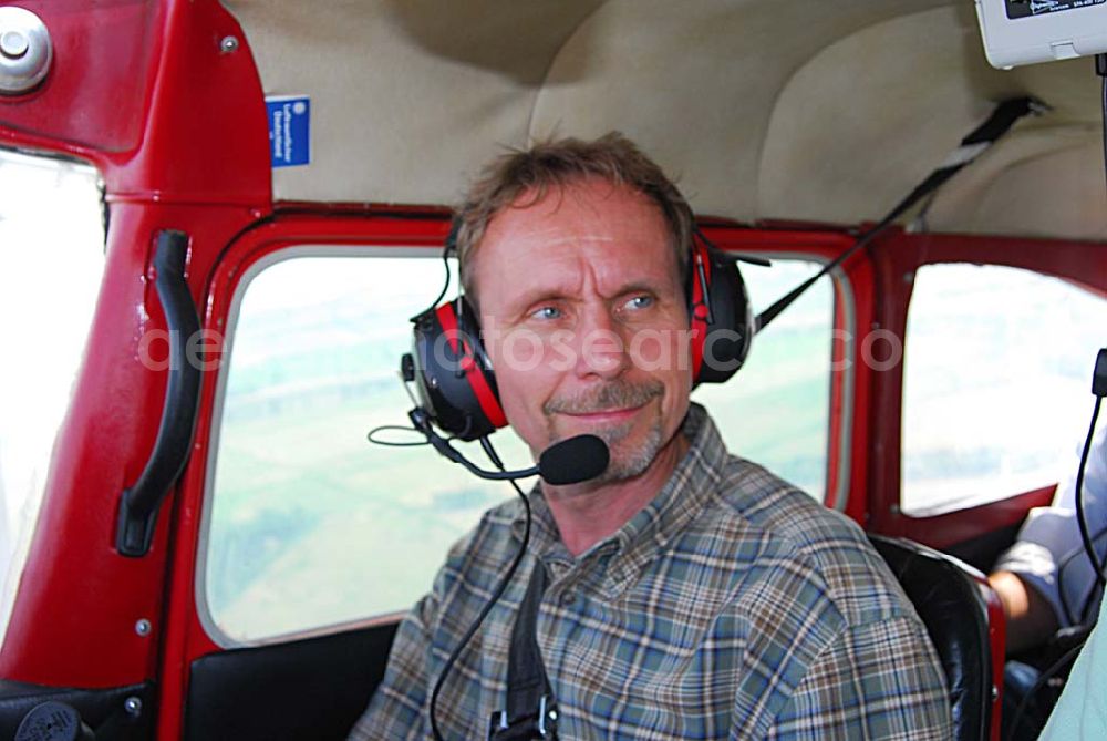 Aerial image Paulinenaue OT Selbelang - Herr Buhl mit Geschäftsführeren der Firma Schälerbau Berlin GmbH bei einem Inspektionsflug über Baustellenobjekte.