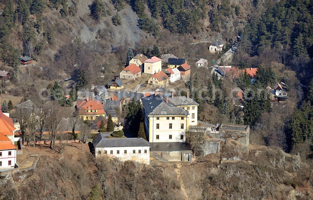 Rabstejn nad Strelou / Rabenstein an der Schnelle from the bird's eye view: Ein Herrenhaus im Dorf Rabstejn nad Strelou / Rabenstein an der Schnelle in der Region Plzensky kraj / Pilsen in der Tschechischen Republik. A manor in the village Rabstejn nad Strelou in the region Plzensky kraj in Czech Republic.