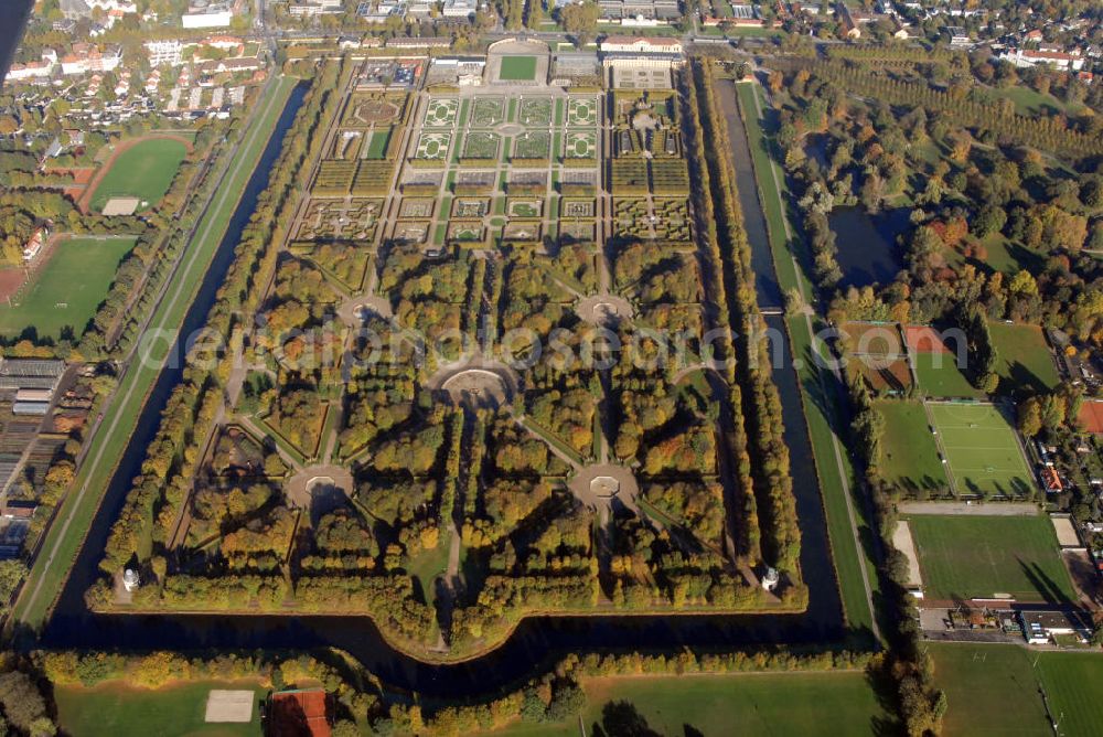 Aerial image Hannover - Blick auf die Herrenhäuser Gärten in Hannover. Die Herrenhäuser Gärten setzen sich aus dem Großen Garten, dem Berggarten sowie dem Georgen- und Welfengarten zusammen. Der Große Garten zählt zu den bedeutenden Barockgärten Europas. Er stellt das historische Kernstück der Herrenhäuser Gärten dar, eine große, annähernd rechteckige, von einer Gracht umschlossene Gartenfläche. Exklusiv präsentiert hier die Landesbühne jeden Sommer große Komödien, unterhaltsames Musiktheater und romantische Klassiker. Musik und Theater in Herrenhausen - dieser Slogan steht seit über 50 Jahren als Synonym für die Freilichtfestspiele in einer der schönsten barocken Gartenanlagen. Kontakt: Herrenhäuser Gärten, Herrenhäuser Straße, 30419 Hannover, Tel.: 05 11/16 84 63 56