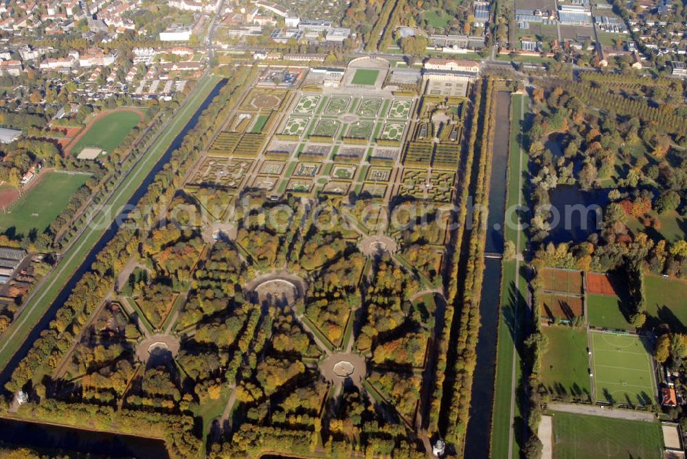 Aerial photograph Hannover - Blick auf die Herrenhäuser Gärten in Hannover. Die Herrenhäuser Gärten setzen sich aus dem Großen Garten, dem Berggarten sowie dem Georgen- und Welfengarten zusammen. Der Große Garten zählt zu den bedeutenden Barockgärten Europas. Er stellt das historische Kernstück der Herrenhäuser Gärten dar, eine große, annähernd rechteckige, von einer Gracht umschlossene Gartenfläche. Exklusiv präsentiert hier die Landesbühne jeden Sommer große Komödien, unterhaltsames Musiktheater und romantische Klassiker. Musik und Theater in Herrenhausen - dieser Slogan steht seit über 50 Jahren als Synonym für die Freilichtfestspiele in einer der schönsten barocken Gartenanlagen. Kontakt: Herrenhäuser Gärten, Herrenhäuser Straße, 30419 Hannover, Tel.: 05 11/16 84 63 56