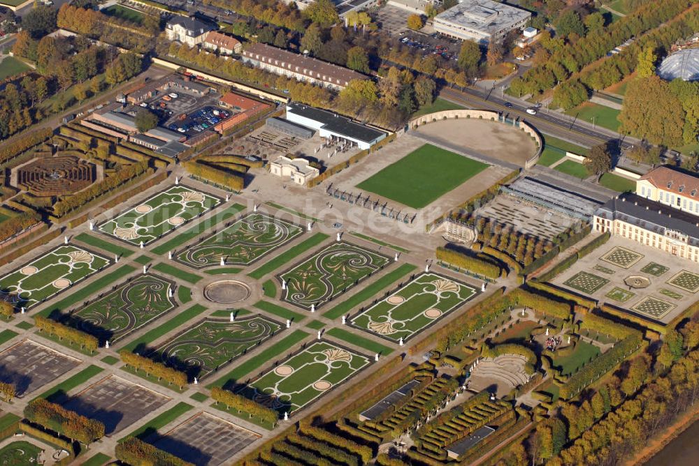 Hannover from above - Blick auf die Herrenhäuser Gärten in Hannover. Die Herrenhäuser Gärten setzen sich aus dem Großen Garten, dem Berggarten sowie dem Georgen- und Welfengarten zusammen. Der Große Garten zählt zu den bedeutenden Barockgärten Europas. Er stellt das historische Kernstück der Herrenhäuser Gärten dar, eine große, annähernd rechteckige, von einer Gracht umschlossene Gartenfläche. Exklusiv präsentiert hier die Landesbühne jeden Sommer große Komödien, unterhaltsames Musiktheater und romantische Klassiker. Musik und Theater in Herrenhausen - dieser Slogan steht seit über 50 Jahren als Synonym für die Freilichtfestspiele in einer der schönsten barocken Gartenanlagen. Kontakt: Herrenhäuser Gärten, Herrenhäuser Straße, 30419 Hannover, Tel.: 05 11/16 84 63 56