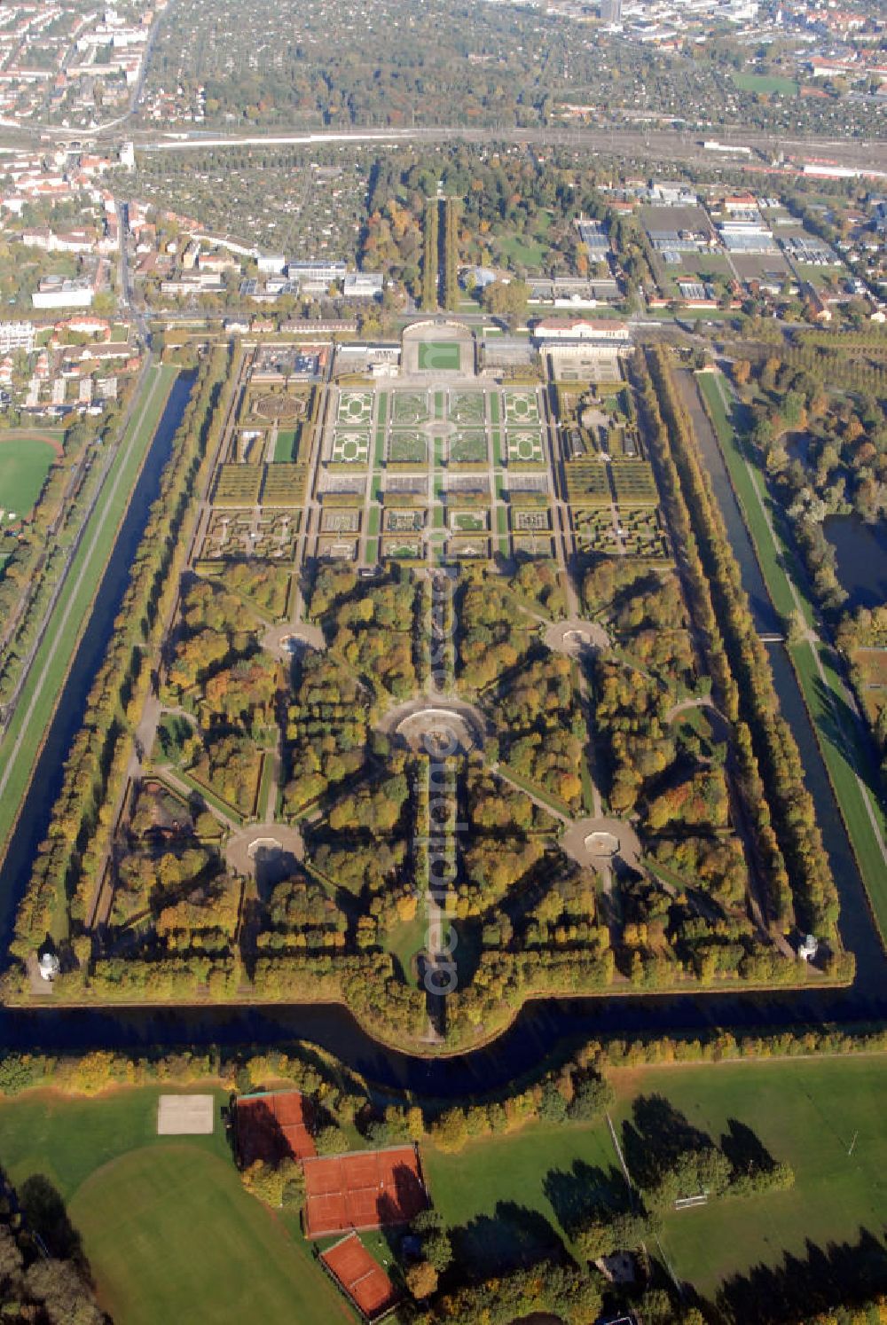 Hannover from the bird's eye view: Blick auf die Herrenhäuser Gärten in Hannover. Die Herrenhäuser Gärten setzen sich aus dem Großen Garten, dem Berggarten sowie dem Georgen- und Welfengarten zusammen. Der Große Garten zählt zu den bedeutenden Barockgärten Europas. Er stellt das historische Kernstück der Herrenhäuser Gärten dar, eine große, annähernd rechteckige, von einer Gracht umschlossene Gartenfläche. Exklusiv präsentiert hier die Landesbühne jeden Sommer große Komödien, unterhaltsames Musiktheater und romantische Klassiker. Musik und Theater in Herrenhausen - dieser Slogan steht seit über 50 Jahren als Synonym für die Freilichtfestspiele in einer der schönsten barocken Gartenanlagen. Kontakt: Herrenhäuser Gärten, Herrenhäuser Straße, 30419 Hannover, Tel.: 05 11/16 84 63 56