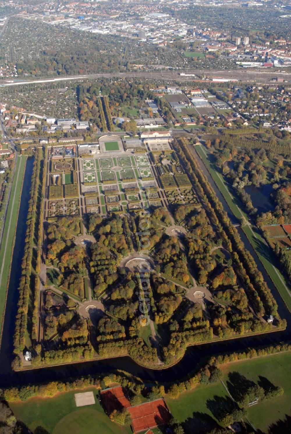 Aerial image Hannover - Blick auf die Herrenhäuser Gärten in Hannover. Die Herrenhäuser Gärten setzen sich aus dem Großen Garten, dem Berggarten sowie dem Georgen- und Welfengarten zusammen. Der Große Garten zählt zu den bedeutenden Barockgärten Europas. Er stellt das historische Kernstück der Herrenhäuser Gärten dar, eine große, annähernd rechteckige, von einer Gracht umschlossene Gartenfläche. Exklusiv präsentiert hier die Landesbühne jeden Sommer große Komödien, unterhaltsames Musiktheater und romantische Klassiker. Musik und Theater in Herrenhausen - dieser Slogan steht seit über 50 Jahren als Synonym für die Freilichtfestspiele in einer der schönsten barocken Gartenanlagen. Kontakt: Herrenhäuser Gärten, Herrenhäuser Straße, 30419 Hannover, Tel.: 05 11/16 84 63 56