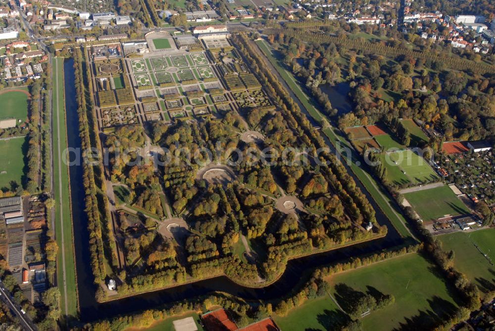 Aerial photograph Hannover - Blick auf die Herrenhäuser Gärten in Hannover. Die Herrenhäuser Gärten setzen sich aus dem Großen Garten, dem Berggarten sowie dem Georgen- und Welfengarten zusammen. Der Große Garten zählt zu den bedeutenden Barockgärten Europas. Er stellt das historische Kernstück der Herrenhäuser Gärten dar, eine große, annähernd rechteckige, von einer Gracht umschlossene Gartenfläche. Exklusiv präsentiert hier die Landesbühne jeden Sommer große Komödien, unterhaltsames Musiktheater und romantische Klassiker. Musik und Theater in Herrenhausen - dieser Slogan steht seit über 50 Jahren als Synonym für die Freilichtfestspiele in einer der schönsten barocken Gartenanlagen. Kontakt: Herrenhäuser Gärten, Herrenhäuser Straße, 30419 Hannover, Tel.: 05 11/16 84 63 56