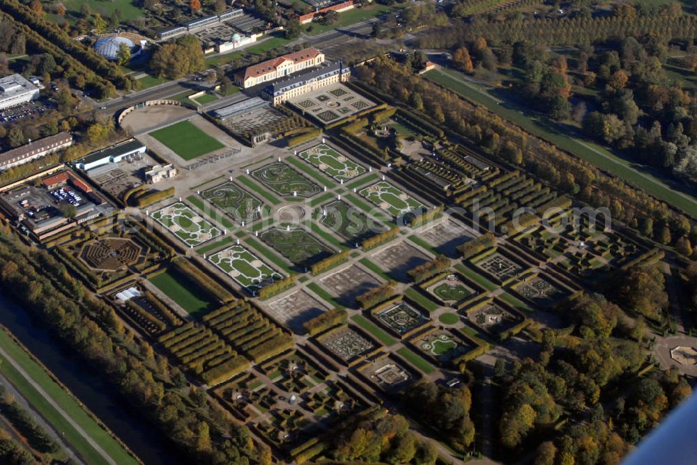 Hannover from above - Blick auf die Herrenhäuser Gärten in Hannover. Die Herrenhäuser Gärten setzen sich aus dem Großen Garten, dem Berggarten sowie dem Georgen- und Welfengarten zusammen. Der Große Garten zählt zu den bedeutenden Barockgärten Europas. Er stellt das historische Kernstück der Herrenhäuser Gärten dar, eine große, annähernd rechteckige, von einer Gracht umschlossene Gartenfläche. Exklusiv präsentiert hier die Landesbühne jeden Sommer große Komödien, unterhaltsames Musiktheater und romantische Klassiker. Musik und Theater in Herrenhausen - dieser Slogan steht seit über 50 Jahren als Synonym für die Freilichtfestspiele in einer der schönsten barocken Gartenanlagen. Kontakt: Herrenhäuser Gärten, Herrenhäuser Straße, 30419 Hannover, Tel.: 05 11/16 84 63 56