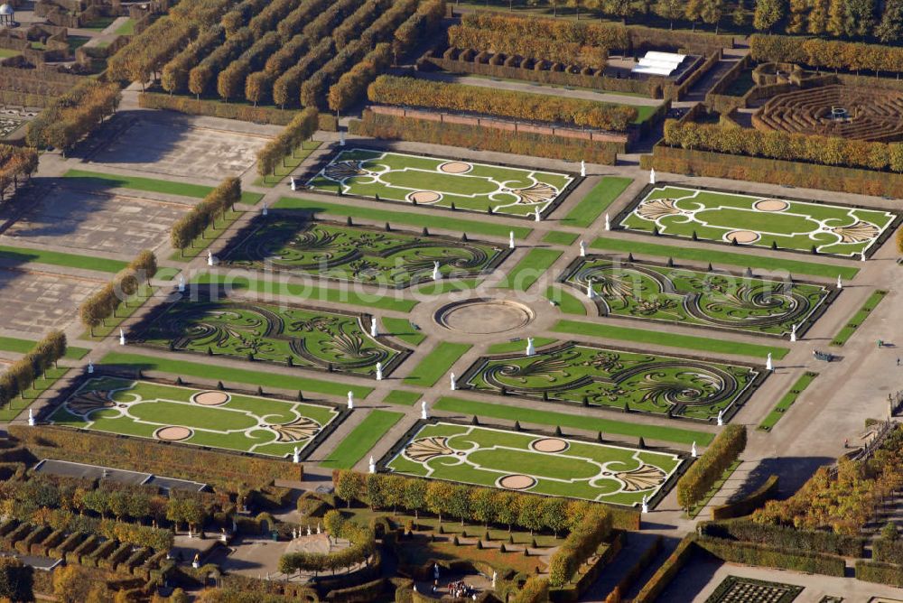 Hannover from the bird's eye view: Blick auf den Großen Garten der Herrenhäuser Gärten in Hannover. Eine der Hauptattraktionen des Großen Gartens und unumstrittener Mittelpunkt des Nouveau Jardin ist die Große Fontäne. Die Herrenhäuser Gärten setzen sich aus dem Großen Garten, dem Berggarten sowie dem Georgen- und Welfengarten zusammen. Der Große Garten zählt zu den bedeutenden Barockgärten Europas. Er stellt das historische Kernstück der Herrenhäuser Gärten dar, eine große, annähernd rechteckige, von einer Gracht umschlossene Gartenfläche. Exklusiv präsentiert hier die Landesbühne jeden Sommer große Komödien, unterhaltsames Musiktheater und romantische Klassiker. Musik und Theater in Herrenhausen - dieser Slogan steht seit über 50 Jahren als Synonym für die Freilichtfestspiele in einer der schönsten barocken Gartenanlagen. Kontakt: Herrenhäuser Gärten, Herrenhäuser Straße, 30419 Hannover, Tel.: 05 11/16 84 63 56