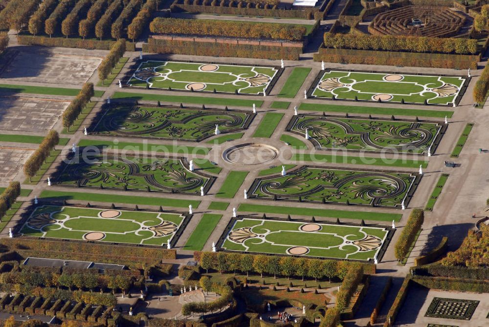 Aerial image Hannover - Blick auf den Großen Garten der Herrenhäuser Gärten in Hannover. Eine der Hauptattraktionen des Großen Gartens und unumstrittener Mittelpunkt des Nouveau Jardin ist die Große Fontäne. Die Herrenhäuser Gärten setzen sich aus dem Großen Garten, dem Berggarten sowie dem Georgen- und Welfengarten zusammen. Der Große Garten zählt zu den bedeutenden Barockgärten Europas. Er stellt das historische Kernstück der Herrenhäuser Gärten dar, eine große, annähernd rechteckige, von einer Gracht umschlossene Gartenfläche. Exklusiv präsentiert hier die Landesbühne jeden Sommer große Komödien, unterhaltsames Musiktheater und romantische Klassiker. Musik und Theater in Herrenhausen - dieser Slogan steht seit über 50 Jahren als Synonym für die Freilichtfestspiele in einer der schönsten barocken Gartenanlagen. Kontakt: Herrenhäuser Gärten, Herrenhäuser Straße, 30419 Hannover, Tel.: 05 11/16 84 63 56