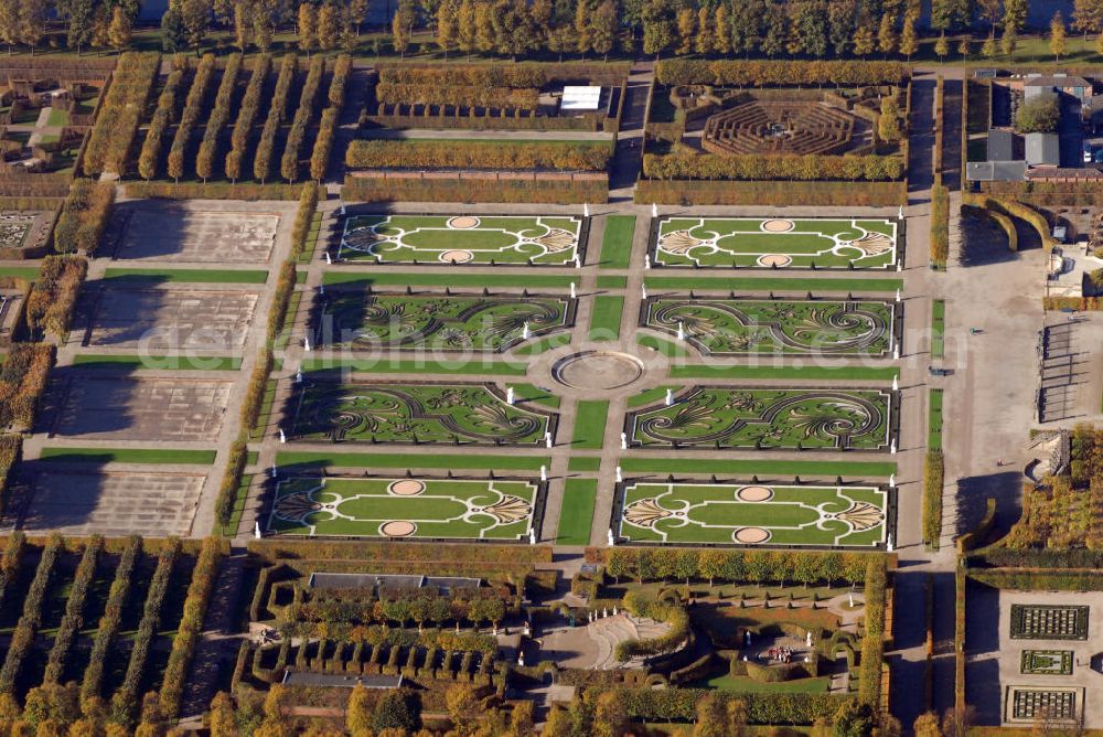 Aerial photograph Hannover - Blick auf den Großen Garten der Herrenhäuser Gärten in Hannover. Eine der Hauptattraktionen des Großen Gartens und unumstrittener Mittelpunkt des Nouveau Jardin ist die Große Fontäne. Die Herrenhäuser Gärten setzen sich aus dem Großen Garten, dem Berggarten sowie dem Georgen- und Welfengarten zusammen. Der Große Garten zählt zu den bedeutenden Barockgärten Europas. Er stellt das historische Kernstück der Herrenhäuser Gärten dar, eine große, annähernd rechteckige, von einer Gracht umschlossene Gartenfläche. Exklusiv präsentiert hier die Landesbühne jeden Sommer große Komödien, unterhaltsames Musiktheater und romantische Klassiker. Musik und Theater in Herrenhausen - dieser Slogan steht seit über 50 Jahren als Synonym für die Freilichtfestspiele in einer der schönsten barocken Gartenanlagen. Kontakt: Herrenhäuser Gärten, Herrenhäuser Straße, 30419 Hannover, Tel.: 05 11/16 84 63 56