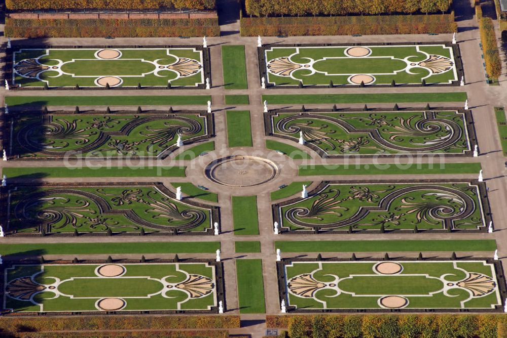 Hannover from above - Blick auf den Großen Garten der Herrenhäuser Gärten in Hannover. Eine der Hauptattraktionen des Großen Gartens und unumstrittener Mittelpunkt des Nouveau Jardin ist die Große Fontäne. Die Herrenhäuser Gärten setzen sich aus dem Großen Garten, dem Berggarten sowie dem Georgen- und Welfengarten zusammen. Der Große Garten zählt zu den bedeutenden Barockgärten Europas. Er stellt das historische Kernstück der Herrenhäuser Gärten dar, eine große, annähernd rechteckige, von einer Gracht umschlossene Gartenfläche. Exklusiv präsentiert hier die Landesbühne jeden Sommer große Komödien, unterhaltsames Musiktheater und romantische Klassiker. Musik und Theater in Herrenhausen - dieser Slogan steht seit über 50 Jahren als Synonym für die Freilichtfestspiele in einer der schönsten barocken Gartenanlagen. Kontakt: Herrenhäuser Gärten, Herrenhäuser Straße, 30419 Hannover, Tel.: 05 11/16 84 63 56