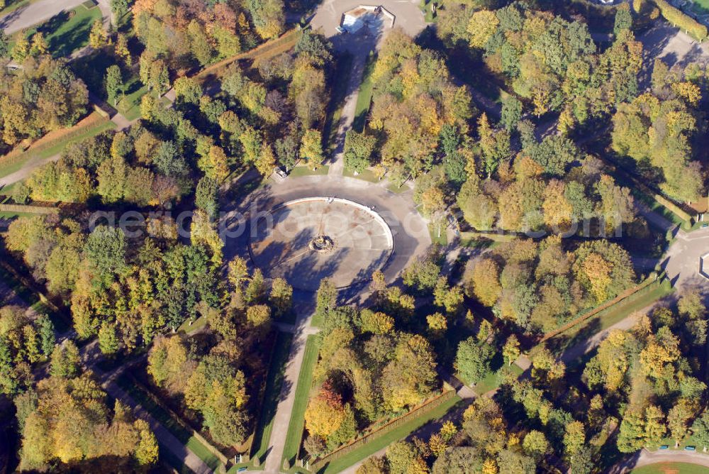 Hannover from the bird's eye view: Blick auf die Große Fontäne im Großen Garten der Herrenhäuser Gärten in Hannover. Eine der Hauptattraktionen des Großen Gartens und unumstrittener Mittelpunkt des Nouveau Jardin ist die Große Fontäne. Die Herrenhäuser Gärten setzen sich aus dem Großen Garten, dem Berggarten sowie dem Georgen- und Welfengarten zusammen. Der Große Garten zählt zu den bedeutenden Barockgärten Europas. Er stellt das historische Kernstück der Herrenhäuser Gärten dar, eine große, annähernd rechteckige, von einer Gracht umschlossene Gartenfläche. Exklusiv präsentiert hier die Landesbühne jeden Sommer große Komödien, unterhaltsames Musiktheater und romantische Klassiker. Musik und Theater in Herrenhausen - dieser Slogan steht seit über 50 Jahren als Synonym für die Freilichtfestspiele in einer der schönsten barocken Gartenanlagen. Kontakt: Herrenhäuser Gärten, Herrenhäuser Straße, 30419 Hannover, Tel.: 05 11/16 84 63 56