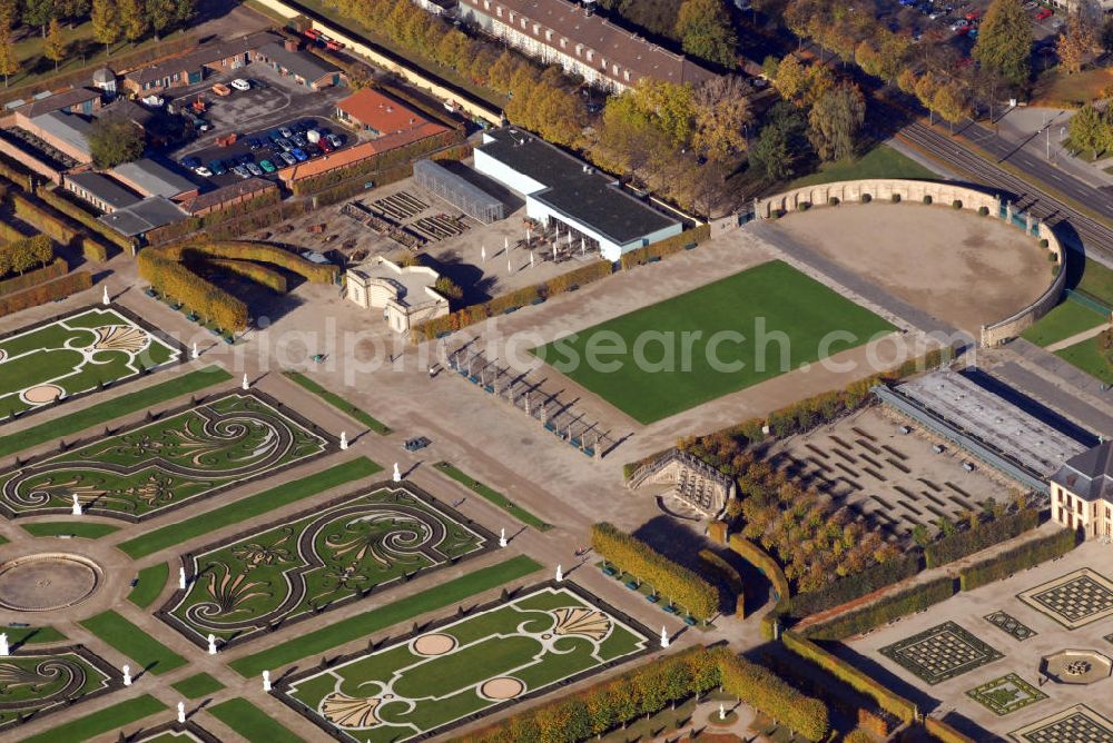 Aerial image Hannover - Blick auf den Ehrenhof und Schloßplatz der Herrenhäuser Gärten in Hannover. Die Herrenhäuser Gärten setzen sich aus dem Großen Garten, dem Berggarten sowie dem Georgen- und Welfengarten zusammen. Der Große Garten zählt zu den bedeutenden Barockgärten Europas. Er stellt das historische Kernstück der Herrenhäuser Gärten dar, eine große, annähernd rechteckige, von einer Gracht umschlossene Gartenfläche. Exklusiv präsentiert hier die Landesbühne jeden Sommer große Komödien, unterhaltsames Musiktheater und romantische Klassiker. Musik und Theater in Herrenhausen - dieser Slogan steht seit über 50 Jahren als Synonym für die Freilichtfestspiele in einer der schönsten barocken Gartenanlagen. Kontakt: Herrenhäuser Gärten, Herrenhäuser Straße, 30419 Hannover, Tel.: 05 11/16 84 63 56