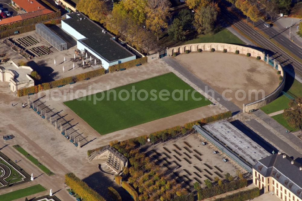 Aerial photograph Hannover - Blick auf den Ehrenhof und Schloßplatz der Herrenhäuser Gärten in Hannover. Die Herrenhäuser Gärten setzen sich aus dem Großen Garten, dem Berggarten sowie dem Georgen- und Welfengarten zusammen. Der Große Garten zählt zu den bedeutenden Barockgärten Europas. Er stellt das historische Kernstück der Herrenhäuser Gärten dar, eine große, annähernd rechteckige, von einer Gracht umschlossene Gartenfläche. Exklusiv präsentiert hier die Landesbühne jeden Sommer große Komödien, unterhaltsames Musiktheater und romantische Klassiker. Musik und Theater in Herrenhausen - dieser Slogan steht seit über 50 Jahren als Synonym für die Freilichtfestspiele in einer der schönsten barocken Gartenanlagen. Kontakt: Herrenhäuser Gärten, Herrenhäuser Straße, 30419 Hannover, Tel.: 05 11/16 84 63 56