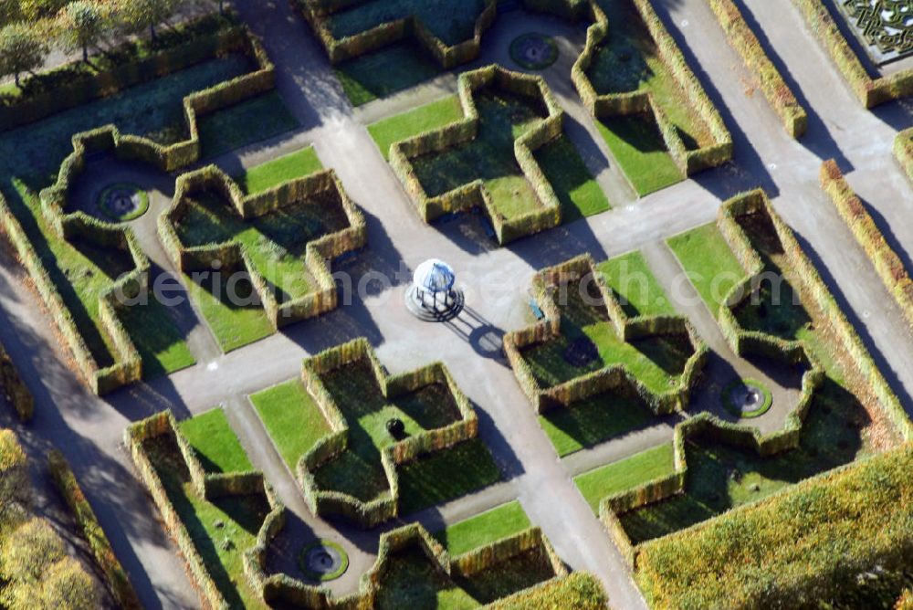 Hannover from above - Blick auf den Pavillion der Herrenhäuser Gärten in Hannover. Die Herrenhäuser Gärten setzen sich aus dem Großen Garten, dem Berggarten sowie dem Georgen- und Welfengarten zusammen. Der Große Garten zählt zu den bedeutenden Barockgärten Europas. Er stellt das historische Kernstück der Herrenhäuser Gärten dar, eine große, annähernd rechteckige, von einer Gracht umschlossene Gartenfläche. Exklusiv präsentiert hier die Landesbühne jeden Sommer große Komödien, unterhaltsames Musiktheater und romantische Klassiker. Musik und Theater in Herrenhausen - dieser Slogan steht seit über 50 Jahren als Synonym für die Freilichtfestspiele in einer der schönsten barocken Gartenanlagen. Kontakt: Herrenhäuser Gärten, Herrenhäuser Straße, 30419 Hannover, Tel.: 05 11/16 84 63 56