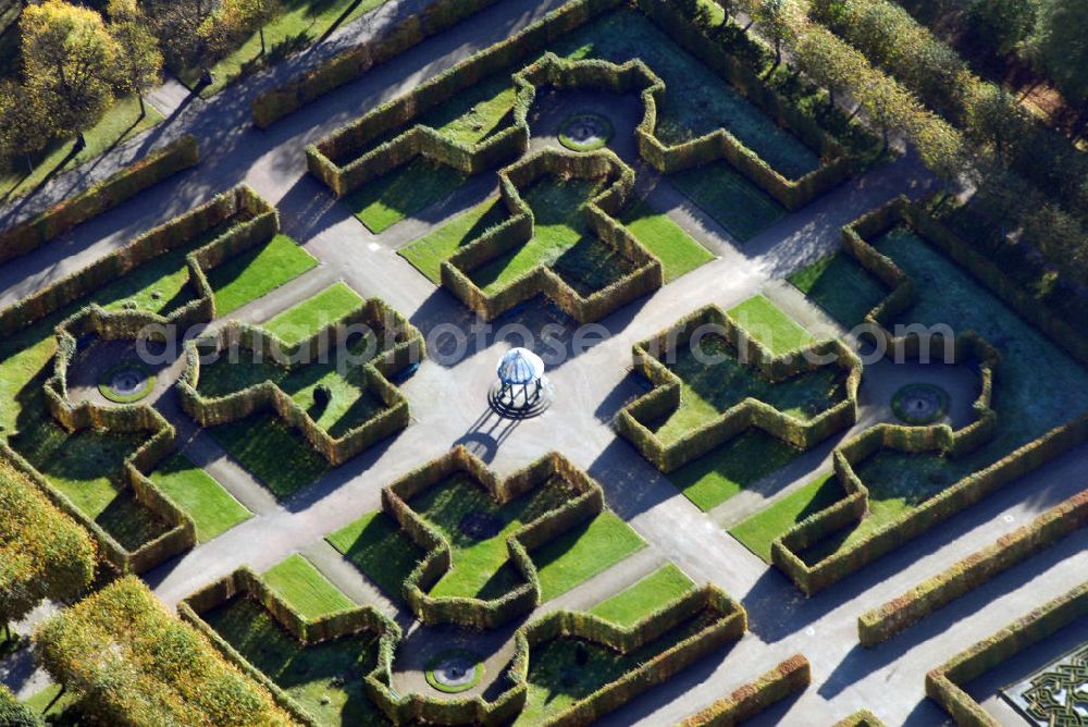 Hannover from the bird's eye view: Blick auf den Pavillion der Herrenhäuser Gärten in Hannover. Die Herrenhäuser Gärten setzen sich aus dem Großen Garten, dem Berggarten sowie dem Georgen- und Welfengarten zusammen. Der Große Garten zählt zu den bedeutenden Barockgärten Europas. Er stellt das historische Kernstück der Herrenhäuser Gärten dar, eine große, annähernd rechteckige, von einer Gracht umschlossene Gartenfläche. Exklusiv präsentiert hier die Landesbühne jeden Sommer große Komödien, unterhaltsames Musiktheater und romantische Klassiker. Musik und Theater in Herrenhausen - dieser Slogan steht seit über 50 Jahren als Synonym für die Freilichtfestspiele in einer der schönsten barocken Gartenanlagen. Kontakt: Herrenhäuser Gärten, Herrenhäuser Straße, 30419 Hannover, Tel.: 05 11/16 84 63 56