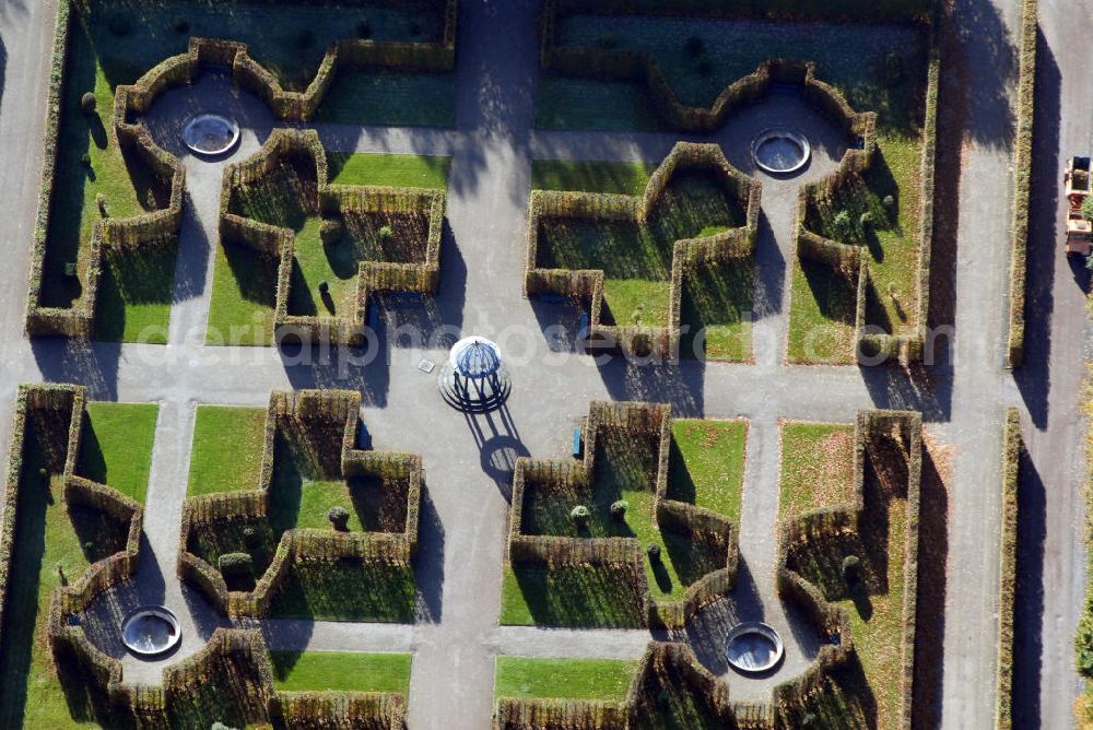 Aerial image Hannover - Blick auf den Pavillion der Herrenhäuser Gärten in Hannover. Die Herrenhäuser Gärten setzen sich aus dem Großen Garten, dem Berggarten sowie dem Georgen- und Welfengarten zusammen. Der Große Garten zählt zu den bedeutenden Barockgärten Europas. Er stellt das historische Kernstück der Herrenhäuser Gärten dar, eine große, annähernd rechteckige, von einer Gracht umschlossene Gartenfläche. Exklusiv präsentiert hier die Landesbühne jeden Sommer große Komödien, unterhaltsames Musiktheater und romantische Klassiker. Musik und Theater in Herrenhausen - dieser Slogan steht seit über 50 Jahren als Synonym für die Freilichtfestspiele in einer der schönsten barocken Gartenanlagen. Kontakt: Herrenhäuser Gärten, Herrenhäuser Straße, 30419 Hannover, Tel.: 05 11/16 84 63 56