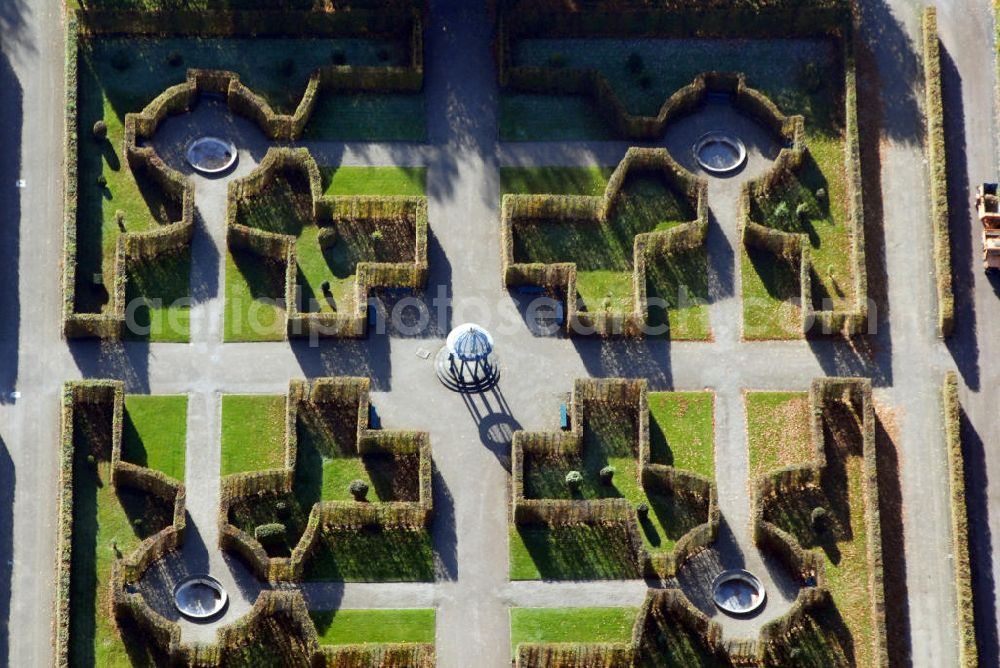 Aerial photograph Hannover - Blick auf den Pavillion der Herrenhäuser Gärten in Hannover. Die Herrenhäuser Gärten setzen sich aus dem Großen Garten, dem Berggarten sowie dem Georgen- und Welfengarten zusammen. Der Große Garten zählt zu den bedeutenden Barockgärten Europas. Er stellt das historische Kernstück der Herrenhäuser Gärten dar, eine große, annähernd rechteckige, von einer Gracht umschlossene Gartenfläche. Exklusiv präsentiert hier die Landesbühne jeden Sommer große Komödien, unterhaltsames Musiktheater und romantische Klassiker. Musik und Theater in Herrenhausen - dieser Slogan steht seit über 50 Jahren als Synonym für die Freilichtfestspiele in einer der schönsten barocken Gartenanlagen. Kontakt: Herrenhäuser Gärten, Herrenhäuser Straße, 30419 Hannover, Tel.: 05 11/16 84 63 56