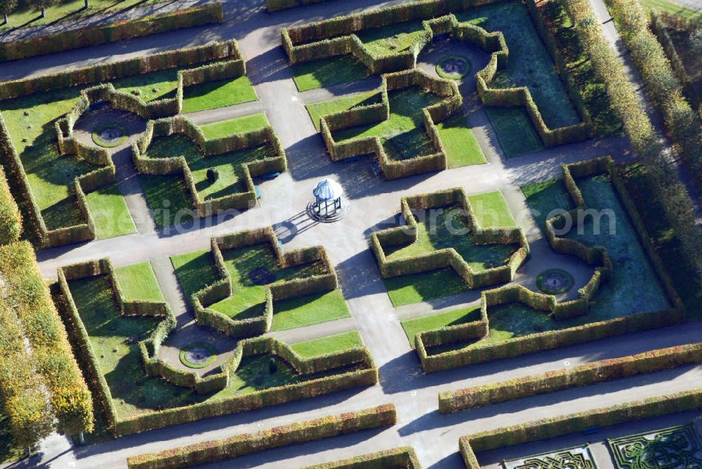 Hannover from above - Blick auf den Pavillion der Herrenhäuser Gärten in Hannover. Die Herrenhäuser Gärten setzen sich aus dem Großen Garten, dem Berggarten sowie dem Georgen- und Welfengarten zusammen. Der Große Garten zählt zu den bedeutenden Barockgärten Europas. Er stellt das historische Kernstück der Herrenhäuser Gärten dar, eine große, annähernd rechteckige, von einer Gracht umschlossene Gartenfläche. Exklusiv präsentiert hier die Landesbühne jeden Sommer große Komödien, unterhaltsames Musiktheater und romantische Klassiker. Musik und Theater in Herrenhausen - dieser Slogan steht seit über 50 Jahren als Synonym für die Freilichtfestspiele in einer der schönsten barocken Gartenanlagen. Kontakt: Herrenhäuser Gärten, Herrenhäuser Straße, 30419 Hannover, Tel.: 05 11/16 84 63 56