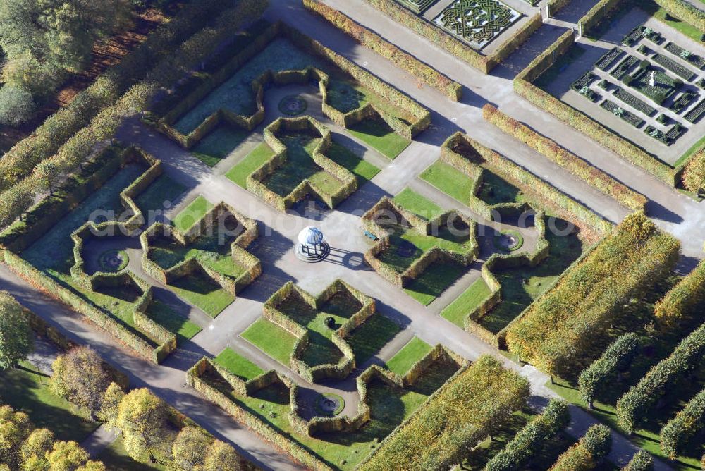 Hannover from the bird's eye view: Blick auf den Pavillion der Herrenhäuser Gärten in Hannover. Die Herrenhäuser Gärten setzen sich aus dem Großen Garten, dem Berggarten sowie dem Georgen- und Welfengarten zusammen. Der Große Garten zählt zu den bedeutenden Barockgärten Europas. Er stellt das historische Kernstück der Herrenhäuser Gärten dar, eine große, annähernd rechteckige, von einer Gracht umschlossene Gartenfläche. Exklusiv präsentiert hier die Landesbühne jeden Sommer große Komödien, unterhaltsames Musiktheater und romantische Klassiker. Musik und Theater in Herrenhausen - dieser Slogan steht seit über 50 Jahren als Synonym für die Freilichtfestspiele in einer der schönsten barocken Gartenanlagen. Kontakt: Herrenhäuser Gärten, Herrenhäuser Straße, 30419 Hannover, Tel.: 05 11/16 84 63 56