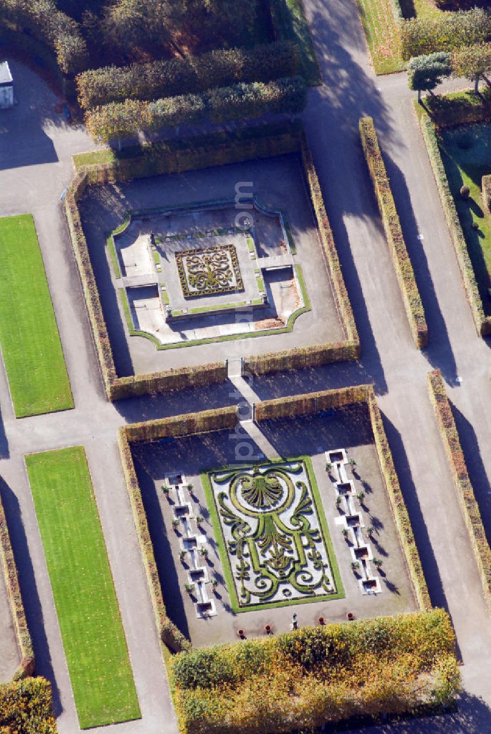 Aerial image Hannover - Blick auf die Sondergärten der Herrenhäuser Gärten in Hannover. Die geometrisch geschnittenen Hainbuchenhecken bilden lange schattige Gänge und abgeschlossene Räume und waren früher beliebte Treffpunkte für verschwiegene Zusammenkünfte. Besonderheiten sind Säulentempel aus Holz sowie kleine Wasserbecken. Den acht mittleren Sondergärten sind verschiedene Themen gewidmet, wie zum Beispiel Rosengarten, Renaissancegarten, Rokokogarten oder Niederdeutscher Blumengarten. Die Herrenhäuser Gärten setzen sich aus dem Großen Garten, dem Berggarten sowie dem Georgen- und Welfengarten zusammen. Der Große Garten zählt zu den bedeutenden Barockgärten Europas. Er stellt das historische Kernstück der Herrenhäuser Gärten dar, eine große, annähernd rechteckige, von einer Gracht umschlossene Gartenfläche. Exklusiv präsentiert hier die Landesbühne jeden Sommer große Komödien, unterhaltsames Musiktheater und romantische Klassiker. Musik und Theater in Herrenhausen - dieser Slogan steht seit über 50 Jahren als Synonym für die Freilichtfestspiele in einer der schönsten barocken Gartenanlagen. Kontakt: Herrenhäuser Gärten, Herrenhäuser Straße, 30419 Hannover, Tel.: 05 11/16 84 63 56