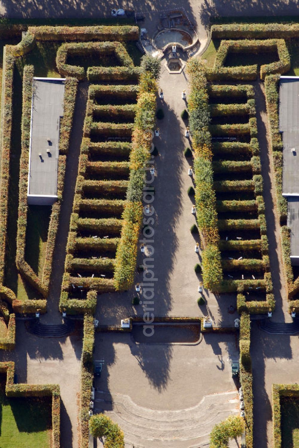 Aerial photograph Hannover - Blick auf das Gartentheater in den Herrenhäuser Gärten in Hannover. Dieses Boskett- oder Heckentheater entstand in den Jahren 1689 bis 1692 unter der Leitung von Brand Westermann. Für die Pflanzungen war der Gärtner Martin Charbonnier verantwortlich. Vergoldete Bleifiguren und Taxuspyramiden bilden den Abschluss der Hainbuchenhecken, die gleichzeitig als Kulisse und Umkleidekabine dienen. Der Zuschauerraum ist im Stil eines Amphitheaters gestaltet und bietet fast 1000 Besuchern Platz. An der Rückfront des Gartentheaters erbaute Johann Friedrich de Münter 1892 die Kleine Kaskade. Die Herrenhäuser Gärten setzen sich aus dem Großen Garten, dem Berggarten sowie dem Georgen- und Welfengarten zusammen. Der Große Garten zählt zu den bedeutenden Barockgärten Europas. Er stellt das historische Kernstück der Herrenhäuser Gärten dar, eine große, annähernd rechteckige, von einer Gracht umschlossene Gartenfläche. Exklusiv präsentiert hier die Landesbühne jeden Sommer große Komödien, unterhaltsames Musiktheater und romantische Klassiker. Musik und Theater in Herrenhausen - dieser Slogan steht seit über 50 Jahren als Synonym für die Freilichtfestspiele in einer der schönsten barocken Gartenanlagen. Kontakt: Herrenhäuser Gärten, Herrenhäuser Straße, 30419 Hannover, Tel.: 05 11/16 84 63 56