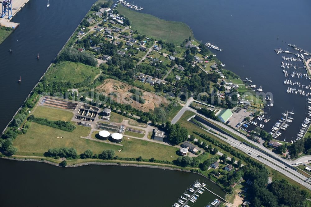 Aerial photograph Lübeck - Island Herreninsel and road tunnels of federal highway B104 on the banks of the river course of the River Trave in Luebeck in Schleswig-Holstein