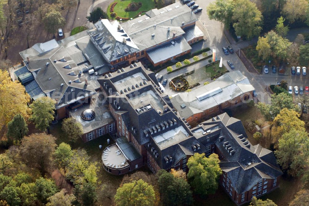 Magdeburg from above - Blick auf das Herrenkrug Parkhotel an der Elbe in Magdeburg. Das Parkhotel bietet eine gelungene Symbiose von Historie und Moderne - liebevoll restaurierte Jugendstilräume, verbunden mit einem Hotelneubau, eingebettet in den 46 ha großen idyllischen Herrenkrug Park, einem der schönsten Landschaftsparks Deutschlands direkt am malerischen Ufer der Elbe. Kontakt: Herrenkrug GmbH, Herrenkrug Parkhotel an der Elbe, Herrenkrug 3, 39114 Magdeburg, Tel: 0391/85 08 0, Mail: info@herrenkrug.de,