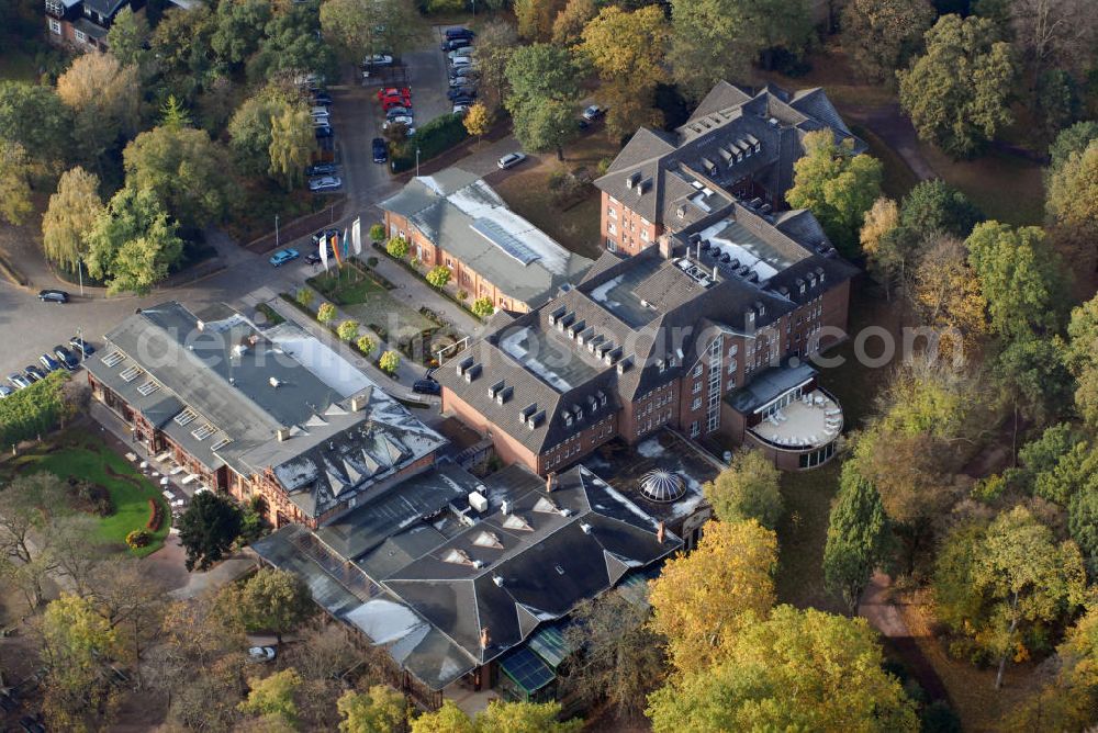 Magdeburg from the bird's eye view: Blick auf das Herrenkrug Parkhotel an der Elbe in Magdeburg. Das Parkhotel bietet eine gelungene Symbiose von Historie und Moderne - liebevoll restaurierte Jugendstilräume, verbunden mit einem Hotelneubau, eingebettet in den 46 ha großen idyllischen Herrenkrug Park, einem der schönsten Landschaftsparks Deutschlands direkt am malerischen Ufer der Elbe. Kontakt: Herrenkrug GmbH, Herrenkrug Parkhotel an der Elbe, Herrenkrug 3, 39114 Magdeburg, Tel: 0391/85 08 0, Mail: info@herrenkrug.de,