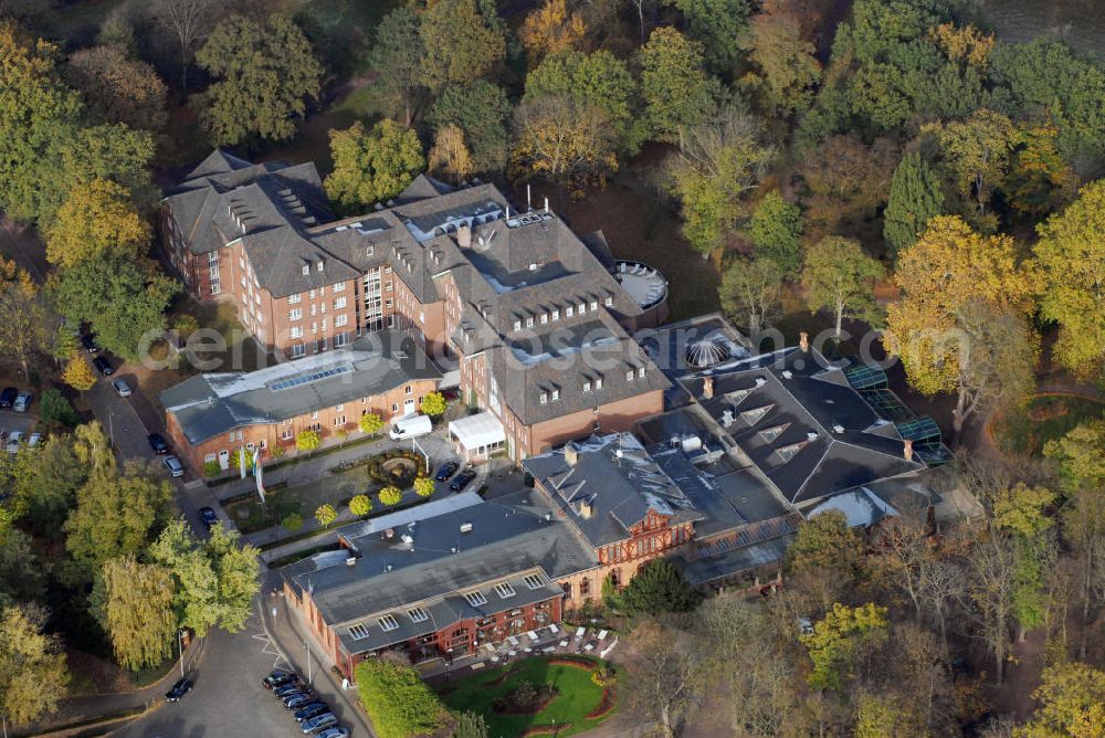 Magdeburg from the bird's eye view: Blick auf das Herrenkrug Parkhotel an der Elbe in Magdeburg. Das Parkhotel bietet eine gelungene Symbiose von Historie und Moderne - liebevoll restaurierte Jugendstilräume, verbunden mit einem Hotelneubau, eingebettet in den 46 ha großen idyllischen Herrenkrug Park, einem der schönsten Landschaftsparks Deutschlands direkt am malerischen Ufer der Elbe. Kontakt: Herrenkrug GmbH, Herrenkrug Parkhotel an der Elbe, Herrenkrug 3, 39114 Magdeburg, Tel: 0391/85 08 0, Mail: info@herrenkrug.de,