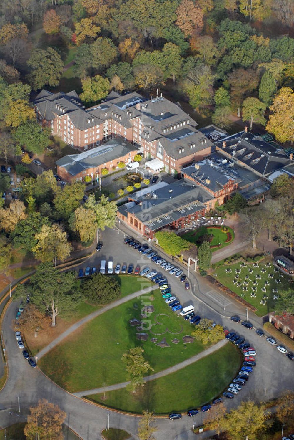 Aerial image Magdeburg - Blick auf das Herrenkrug Parkhotel an der Elbe in Magdeburg. Das Parkhotel bietet eine gelungene Symbiose von Historie und Moderne - liebevoll restaurierte Jugendstilräume, verbunden mit einem Hotelneubau, eingebettet in den 46 ha großen idyllischen Herrenkrug Park, einem der schönsten Landschaftsparks Deutschlands direkt am malerischen Ufer der Elbe. Kontakt: Herrenkrug GmbH, Herrenkrug Parkhotel an der Elbe, Herrenkrug 3, 39114 Magdeburg, Tel: 0391/85 08 0, Mail: info@herrenkrug.de,