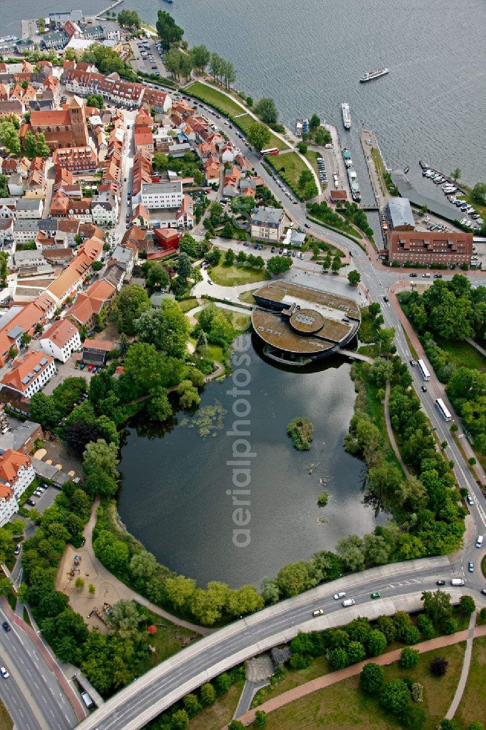 Aerial photograph Waren (Müritz) - View of the Herrensee and the Mueritzeum in the center of Waren (Mueritz) in the state of Mecklenburg-West Pomerania