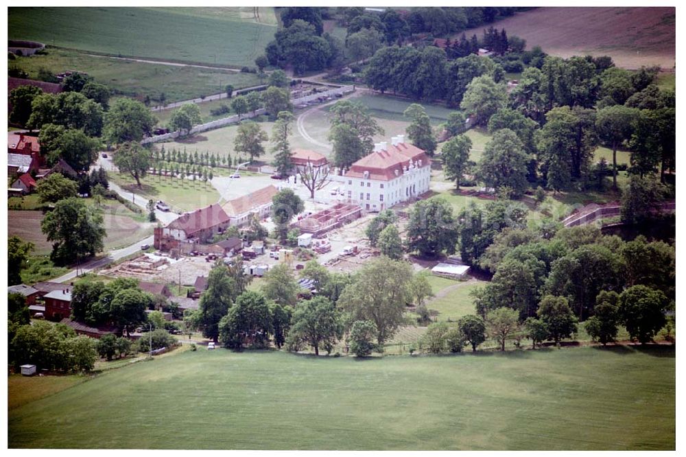 Aerial image Meseberg / BRB - Schloss Meseberg (Oberhavel) im Landkreis Oberhavel (errichtet 1738). Das gerade restaurierte Gebäude wird zukünftig als offizielles Gästehaus der Bundesregierung dienen. Die Kosten für die Instandsetzung übernahm die Messerschmitt Stiftung. E-Mail: info@schloss-meseberg.de <info@schloss-meseberg.de>