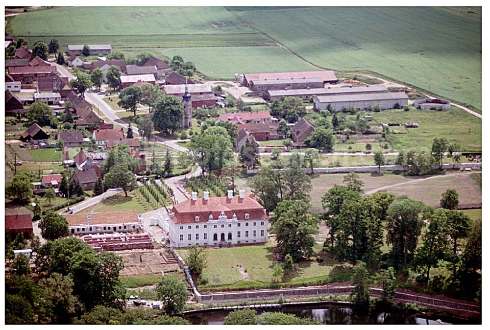 Meseberg / BRB from the bird's eye view: Schloss Meseberg (Oberhavel) im Landkreis Oberhavel (errichtet 1738). Das gerade restaurierte Gebäude wird zukünftig als offizielles Gästehaus der Bundesregierung dienen. Die Kosten für die Instandsetzung übernahm die Messerschmitt Stiftung. E-Mail: info@schloss-meseberg.de <info@schloss-meseberg.de>