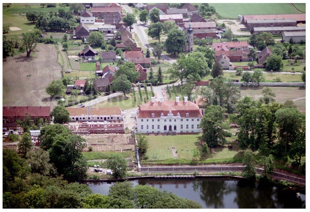 Aerial image Meseberg / BRB - Schloss Meseberg (Oberhavel) im Landkreis Oberhavel (errichtet 1738). Das gerade restaurierte Gebäude wird zukünftig als offizielles Gästehaus der Bundesregierung dienen. Die Kosten für die Instandsetzung übernahm die Messerschmitt Stiftung. E-Mail: info@schloss-meseberg.de <info@schloss-meseberg.de>