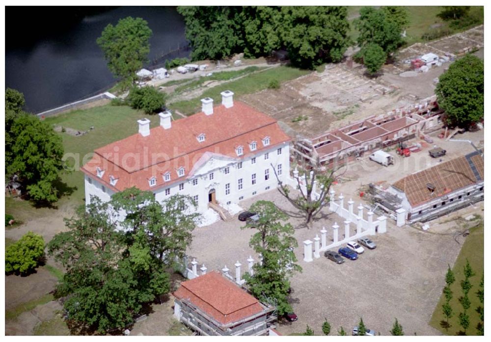 Aerial photograph Meseberg / BRB - Schloss Meseberg (Oberhavel) im Landkreis Oberhavel (errichtet 1738). Das gerade restaurierte Gebäude wird zukünftig als offizielles Gästehaus der Bundesregierung dienen. Die Kosten für die Instandsetzung übernahm die Messerschmitt Stiftung. E-Mail: info@schloss-meseberg.de <info@schloss-meseberg.de>