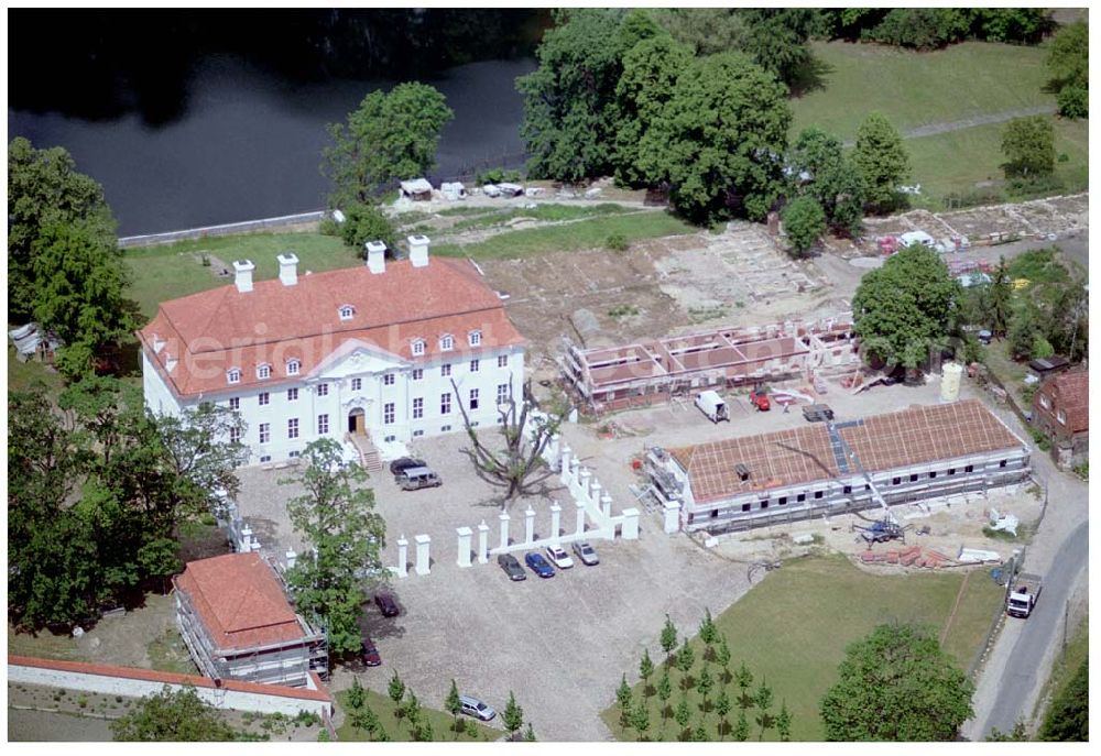 Meseberg / BRB from above - Schloss Meseberg (Oberhavel) im Landkreis Oberhavel (errichtet 1738). Das gerade restaurierte Gebäude wird zukünftig als offizielles Gästehaus der Bundesregierung dienen. Die Kosten für die Instandsetzung übernahm die Messerschmitt Stiftung. E-Mail: info@schloss-meseberg.de <info@schloss-meseberg.de>