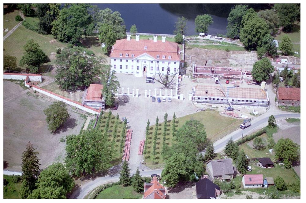 Meseberg / BRB from the bird's eye view: Schloss Meseberg (Oberhavel) im Landkreis Oberhavel (errichtet 1738). Das gerade restaurierte Gebäude wird zukünftig als offizielles Gästehaus der Bundesregierung dienen. Die Kosten für die Instandsetzung übernahm die Messerschmitt Stiftung. E-Mail: info@schloss-meseberg.de <info@schloss-meseberg.de>